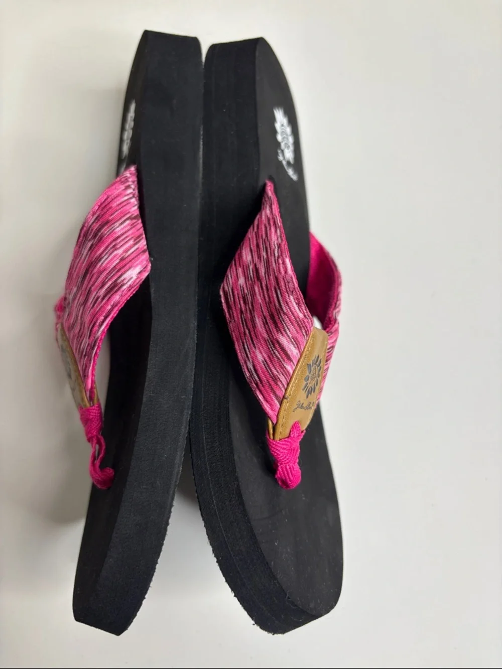 Yellow Box size 10M Pink Fabric Wedge Thong Sandals with Black Footbed - Picture 4 of 9